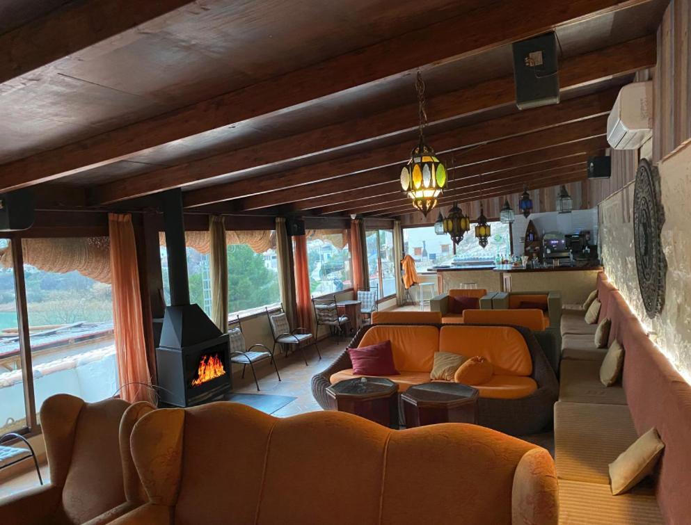 Hostal Avenjucar Tolosa  Exteriör bild